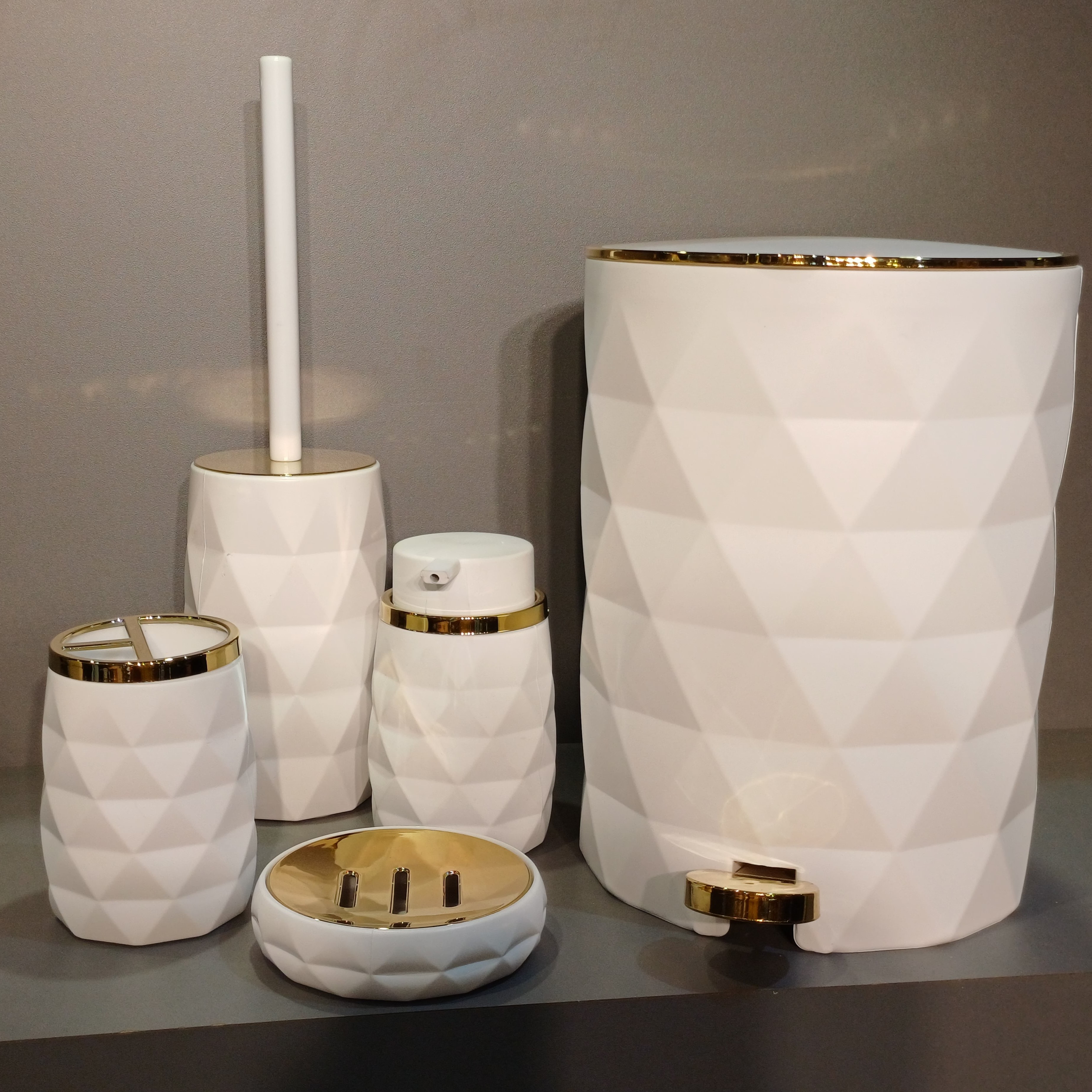 ست سرویس بهداشتی 5 پارچه کنتراست مدل آناناس سفید طلا مخملی